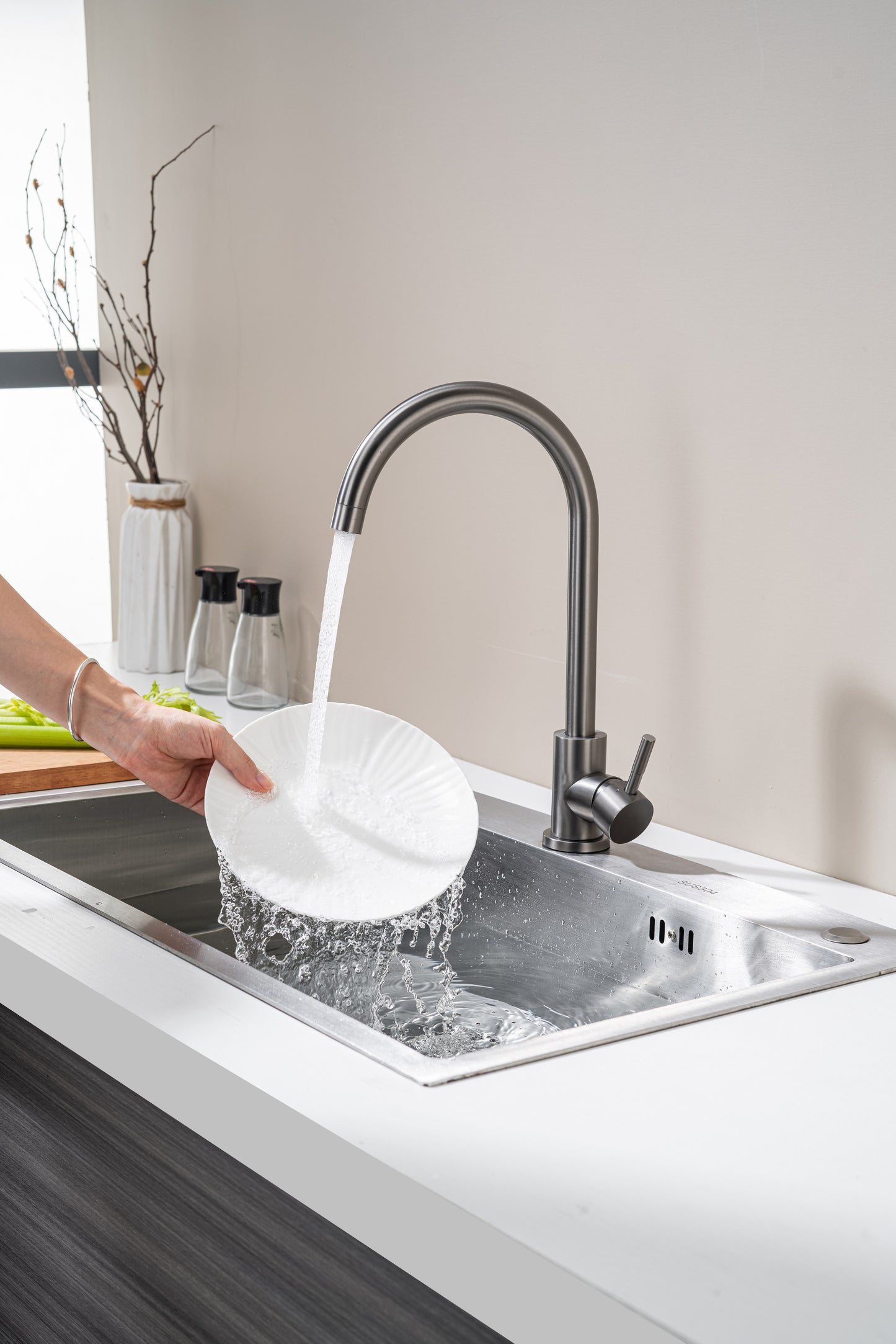 Schwarzer Küchenhahn aus Stahl, Kalt- und Warmwasserhahn, Spülbecken aus Messing zum Waschen von Gemüse und Geschirr, 360° schwenkbar