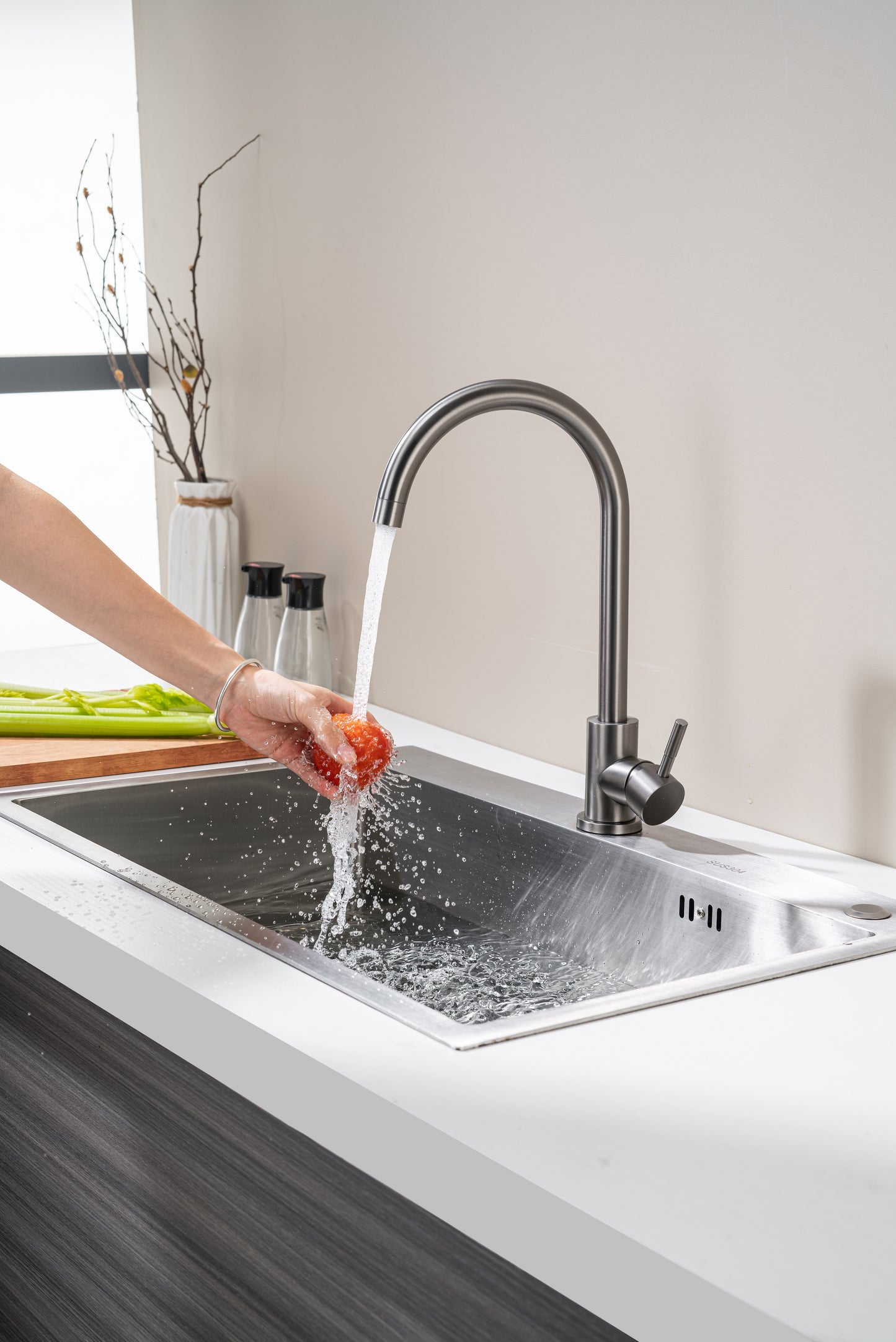 Schwarzer Küchenhahn aus Stahl, Kalt- und Warmwasserhahn, Spülbecken aus Messing zum Waschen von Gemüse und Geschirr, 360° schwenkbar