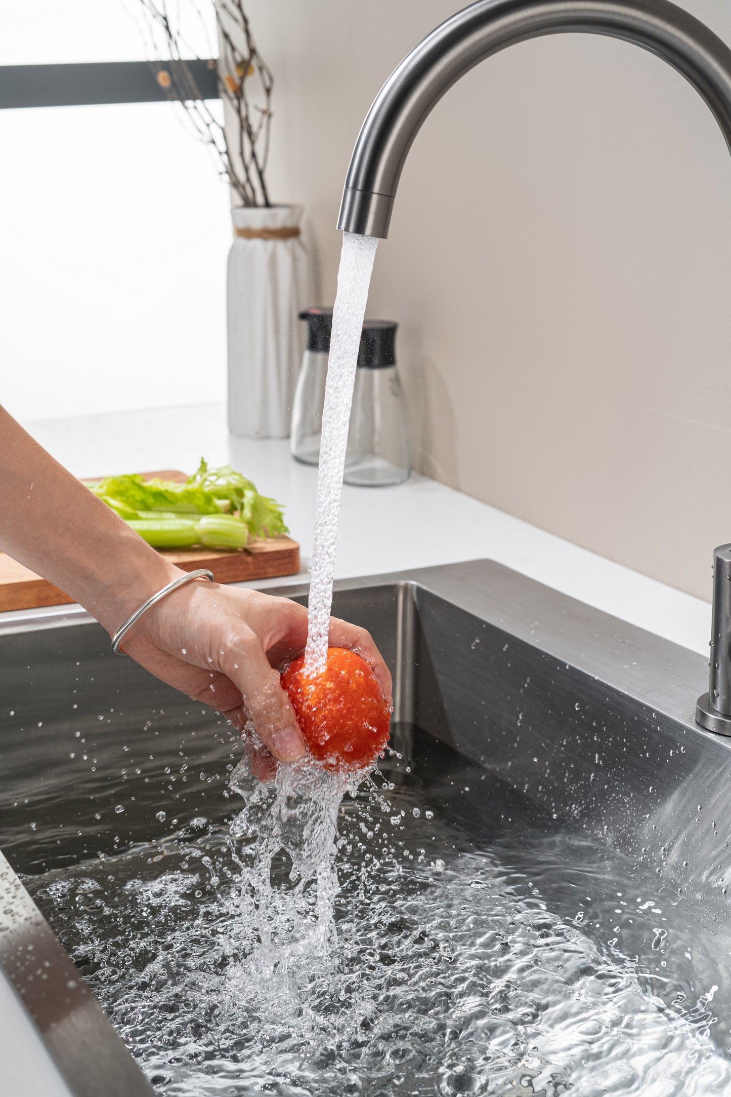Schwarzer Küchenhahn aus Stahl, Kalt- und Warmwasserhahn, Spülbecken aus Messing zum Waschen von Gemüse und Geschirr, 360° schwenkbar