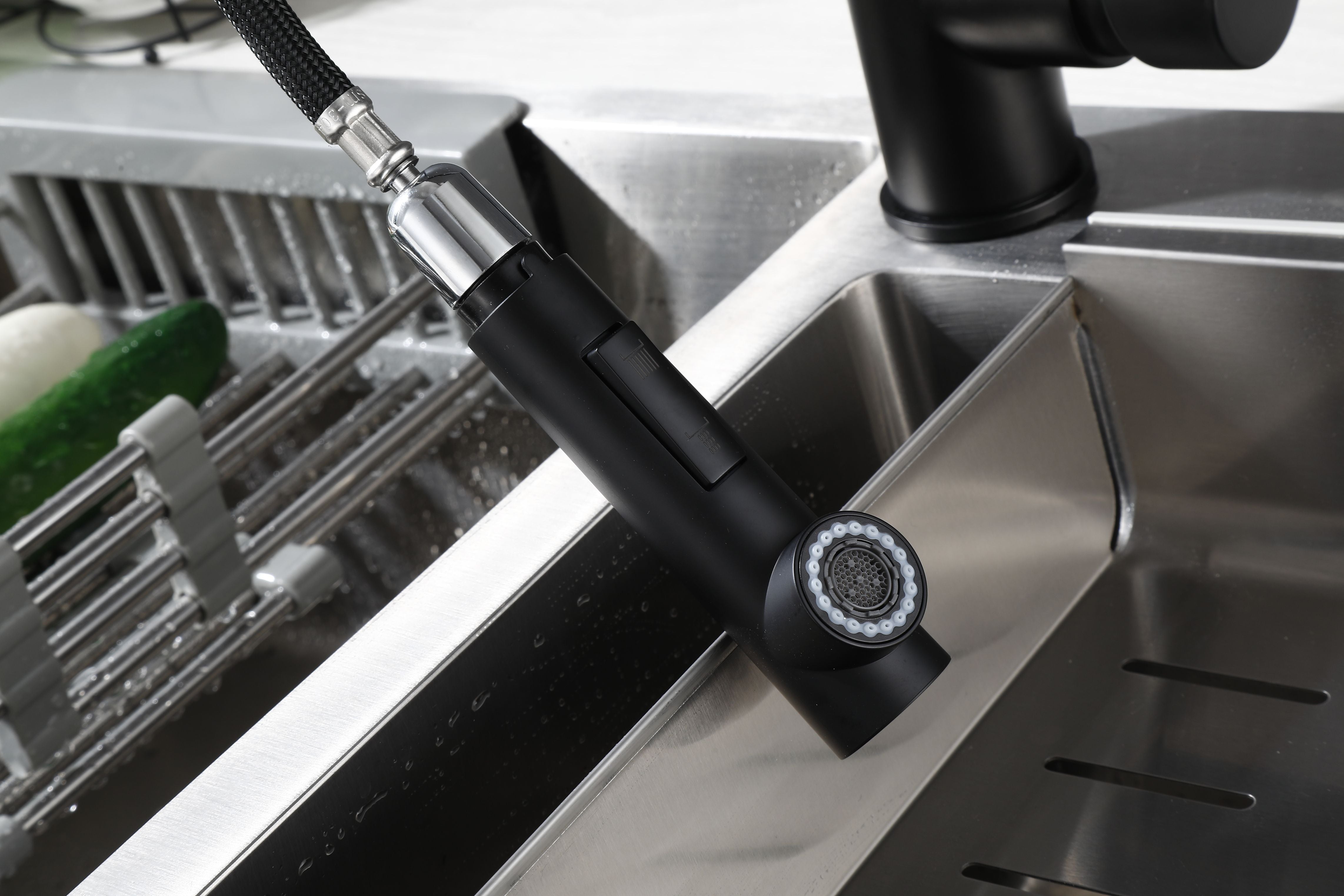 Schwarzer Küchenhahn mit ausziehbarem Auslauf - Modell DDM0068H