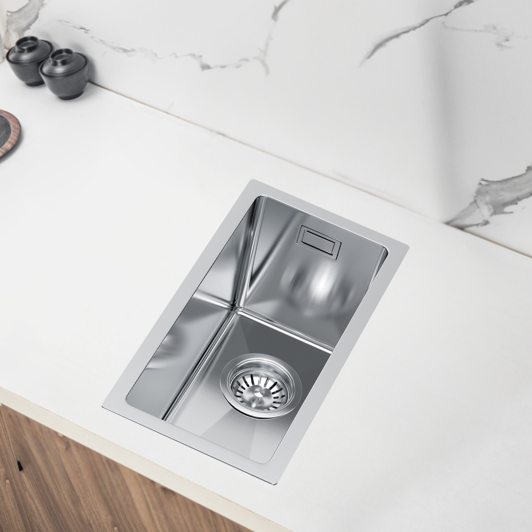 Mały Zlew Kuchenny - 22x44cm Łatwy w Utrzymaniu Czystości oraz z Glęboką Komorą w kolorze INOX od Velazo.